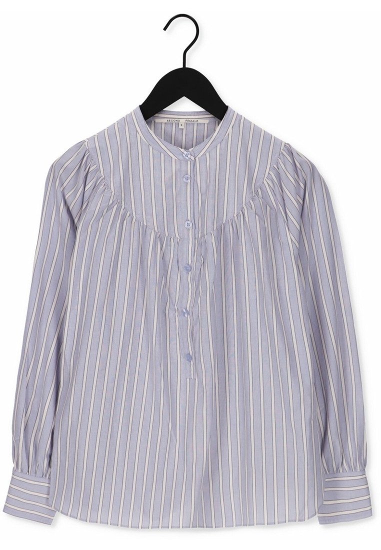 Blusa a righe blu chiaro con colletto rotondo, chiusura con bottoni e dettagli arruffati sul davanti. Maniche lunghe con polsini abbottonati.