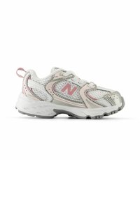 Weiße und rosa New Balance Sportschuhe mit Mesh-Einsätzen, gepolsterter Sohle und Schnürverschluss, von der Seite auf einem weißen Hintergrund gezeigt.