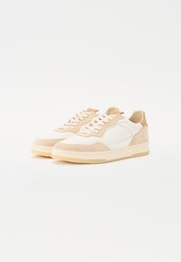 Die Sneakers verfügen über ein beiges Wildleder- und off-white Lederobermaterial, runde Schnürsenkel, ein perforiertes Design, strukturierte Akzente und eine cremefarbene Gummisohle.