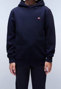 Felpa blu navy realizzata in tessuto misto cotone. Presenta una tasca frontale a marsupio, polsini a coste e un piccolo logo della bandiera ricamato.