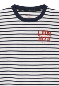 Pruhované tričko v bielej a námornej farbe, s okrúhlym výstrihom, červeným vyšívaným logom 'LDN 1973' a značkou 'Pepe Jeans' na výstrihu.
