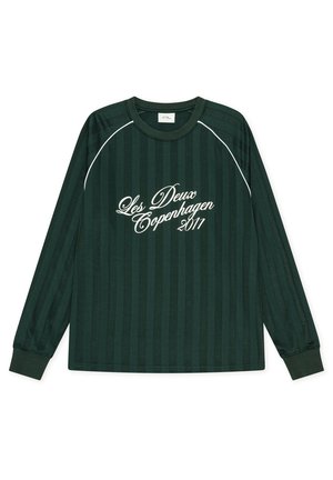 Chemise à manches longues vert foncé avec de subtiles rayures verticales, passepoil blanc aux épaules et texte "Les Deux Copenhagen 2017" en cursive blanche sur le devant.