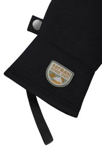 Schwarze Fleecehandschuh mit einer kreisförmigen silbernen Druckknopf, versehen mit einem Logo-Patch, das Berge und "Normani Outdoor Sports" zeigt.