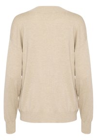 Pull en tricot beige, coupe décontractée, coutures d'épaule tombantes, poignets et ourlet côtelés. Texture douce, sans ornements visibles.