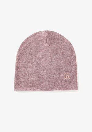 Cappellino lavorato a maglia in rosa tenue con una texture liscia. Presenta un piccolo dettaglio logo in rilievo sul lato. Forma classica arrotondata.