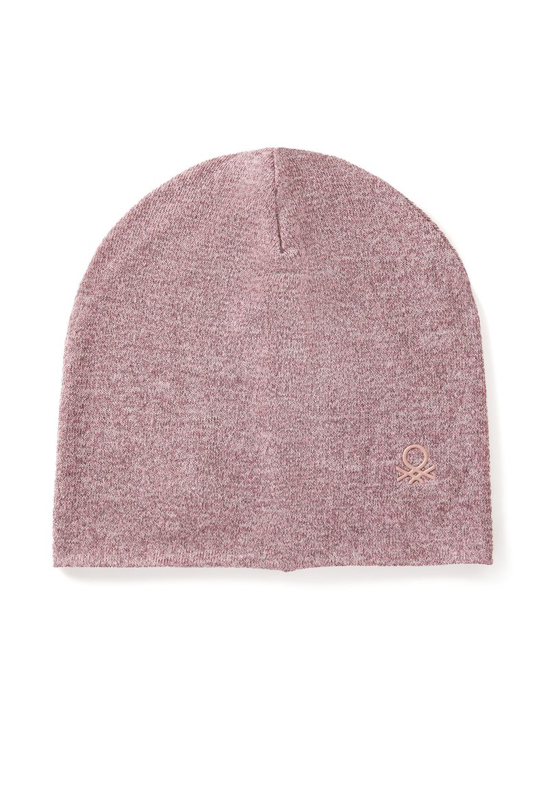 Dziana czapka beanie w delikatnym różowym kolorze o gładkiej fakturze. Z boku znajduje się małe, wypukłe logo. Klasyczny, zaokrąglony kształt.