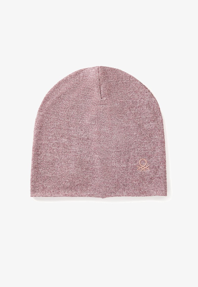 Dziana czapka beanie w delikatnym różowym kolorze o gładkiej fakturze. Z boku znajduje się małe, wypukłe logo. Klasyczny, zaokrąglony kształt.