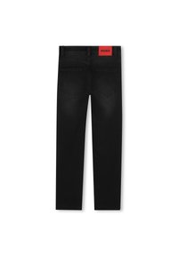 Blugi negri din denim, cu croială slim, având o patch cu logo-ul roșu HUGO pe banda de talie din spate și două buzunare posterioare cu un design subtil.