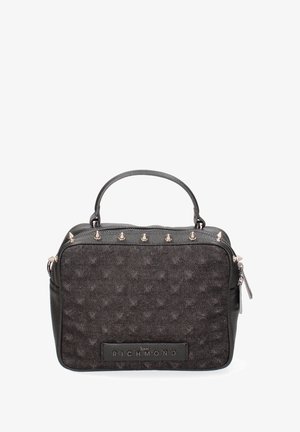 Borsa a mano strutturata nera con tessuto testurizzato, borchie argentate lungo la parte superiore e una toppa con logo. Chiusura con zip e manico superiore per il trasporto.