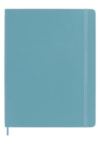 Quaderno azzurro chiaro con una copertina liscia e testurizzata, dotato di una chiusura con elastico abbinato e un segnalibro in nastro.