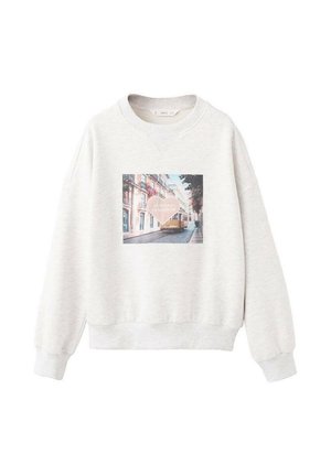 Sweat-shirt gris clair avec un col rond et des épaules tombantes. Présente une impression colorée d'une scène de rue avec un cœur superposé au centre.