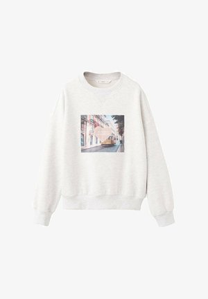 Sweat-shirt gris clair avec un col rond et des épaules tombantes. Présente une impression colorée d'une scène de rue avec un cœur superposé au centre.