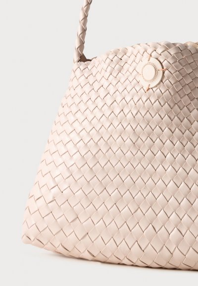 Πλεκτή ανοιχτό μπεζ δερμάτινη τσάντα με πλεκτό λουράκι και στρογγυλή ραμμένη λεπτομέρεια κουμπιού κοντά στην επάνω άκρη.
