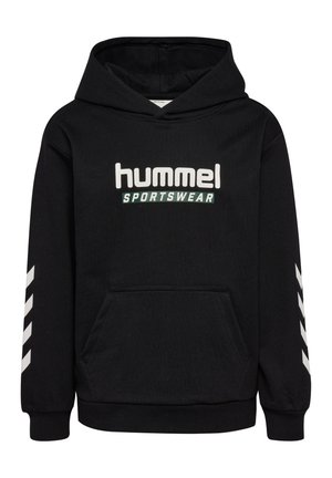 Zwarte katoenen hoodie met een voorkantzak, witte tekst "hummel SPORTSWEAR" en diagonale witte strepen op de mouwen.