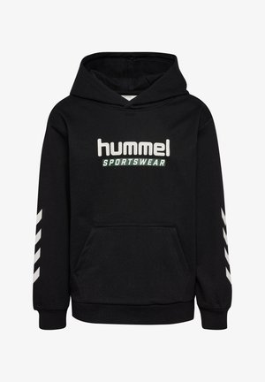 Hoodie en coton noir avec une poche avant, le texte blanc "hummel SPORTSWEAR" et des rayures blanches diagonales sur les manches.