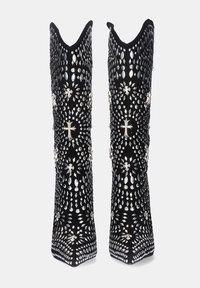 Botas negras hasta la rodilla con puntera puntiaguda, adornadas con strass plateados y tachuelas, que presentan un patrón intrincado y un diseño elegante.