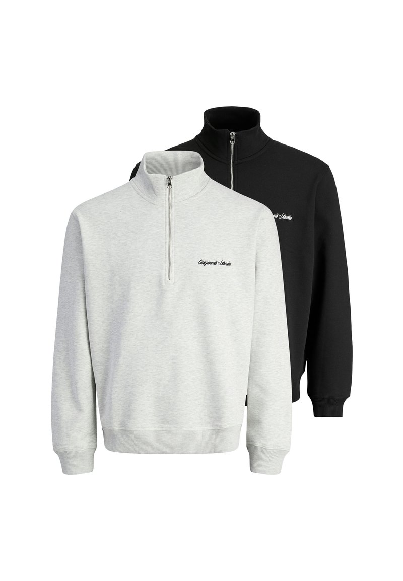 To zip-hals sweatshirts, en grå og en sort. Begge har ribbede kraver og manchetter, med et lille logo foran.