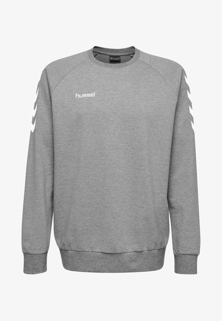 Sweatshirt gris à col rond en tissu doux. Il présente un logo blanc sur la poitrine et un motif en chevrons blancs le long des manches.
