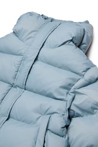 Veste matelassée bleu clair avec col haut, dotée de larges sections matelassées et de coutures invisibles pour un design sans couture.