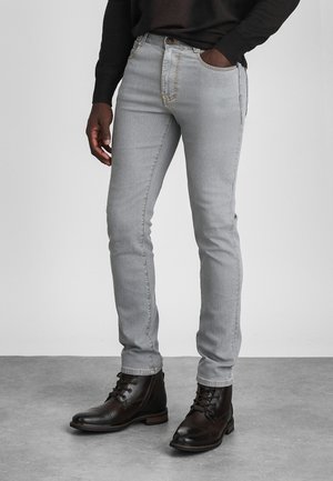 CLASSIC TAPERED - Vaqueros slim fit - light grey