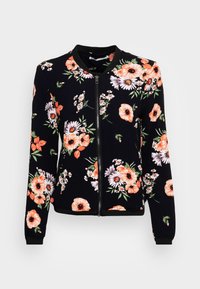 Kurtka bomberka w kwiatowy wzór na czarnym tle, z pomarańczowymi, fioletowymi i białymi kwiatami. Zapinana na zamek błyskawiczny z prążkowanymi mankietami.