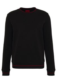 Schwarzer Pullover mit langen Ärmeln, Rundhalsausschnitt und roten Akzenten entlang des Kragens und Saums. Hergestellt aus weichem Stoff mit glatter Textur.