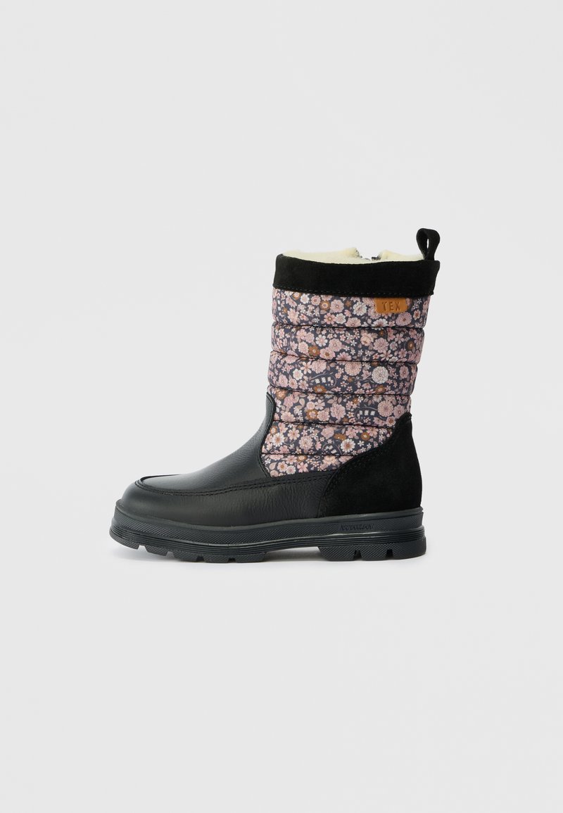 Bota de inverno preta com cano acolchoado em tecido floral rosa e forro de lã, sola de borracha e alça na parte traseira.