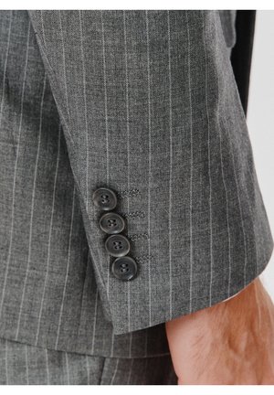 Szara marynarka w prążki z mankietem wyposażonym w cztery czarne guziki, prezentująca teksturowany materiał i dopasowany krój.