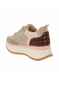 Zapatillas con parte superior de tela en tonos beige y rosa, talón de ante marrón con patrón, detalle brillante y una gruesa suela intermedia blanca.