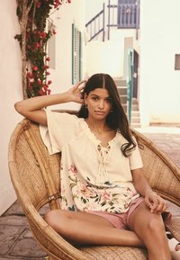 Next REGULAR FIT - SHORT SLEEVE BARDOT  - Blůza - cream floral placement print