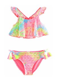 Ensemble de bain coloré en deux pièces comprenant un haut en dentelle rose et verte avec des manches à volants et un bas de bikini assorti avec des accents de pompons.