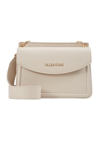 Beige läderhandväska med framfälld stängning och detaljer i guld. Den har en avtagbar rem och präglad logotyp på framsidan.