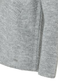 Hellgrauer Pullover aus strukturierter Strickware. Verfügt über gerippte Bündchen und ein kleines Logo-Patch am unteren Saum.