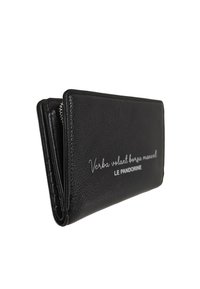 Portafoglio in pelle nera con superficie strutturata, scomparto con cerniera e testo stampato argentato. Forma rettangolare compatta con bordi arrotondati.