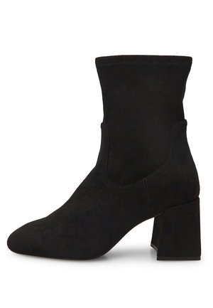 Botas de tobillo de ante negro con punta afilada, caña ajustada y tacón cuadrado grueso. Textura suave sin herrajes o acentos visibles.