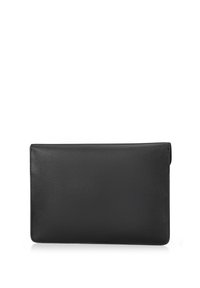Zwarte leren clutch met een gladde textuur, rechthoekige vorm en subtiele stiksels. Voorzien van een veilige sluiting langs de bovenrand.