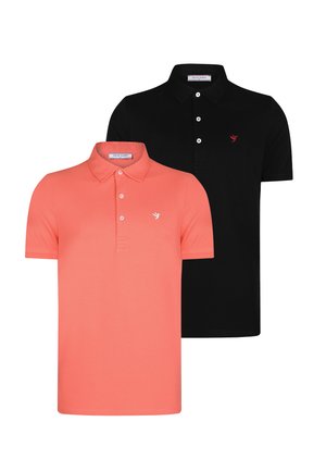 Dos camisetas de polo: una color coral y otra negra. Ambas tienen mangas cortas, una botonera y un pequeño logo bordado en el pecho.