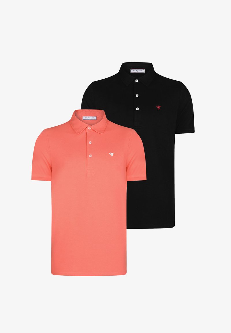Deux polos : un corail et un noir. Les deux ont des manches courtes, une patte de boutonnage et un petit logo brodé sur la poitrine.