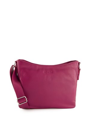 Lyserød læder crossbody taske med en buet top, justerbar rem og prægede logo detaljer på forsiden. Glat tekstur og rent design.