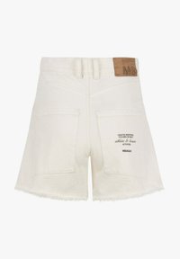 Witte denim shorts met rafelig zoom, twee achterzakken en een tan leren label. Bedrukte tekst op één zak. Klassiek, recht-advies ontwerp.