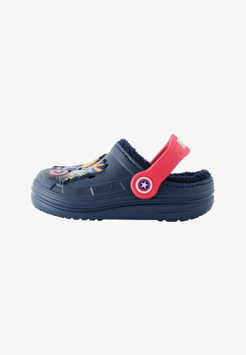 Sabot bleu marine avec une doublure en fausse fourrure bleue douce et une sangle rouge au talon. Présente un graphique de super-héros coloré à l'avant. Fabriqué en plastique durable.