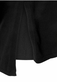 Černý svetr s texturovaným pletením a detailem s postranním rozparkem na lemu, který poskytuje uvolněný střih a ležérní design.