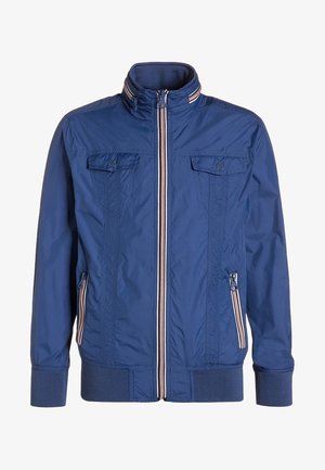 Giacca blu con zip, colletto a costine, polsini e orlo, due tasche sul petto con pattina e bottoni, e due tasche laterali con zip rifinite con righe.