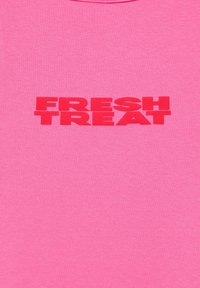 Texte rouge gras affichant "FRESH TREAT" sur un fond rose vif, avec "TREAT" chevauchant partiellement "FRESH."