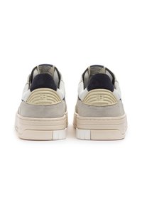Sneakers con punta rotonda, upper in pelle bianca e suede grigio, colletto imbottito blu navy e suola spessa color crema; dettaglio con logo sul tallone.