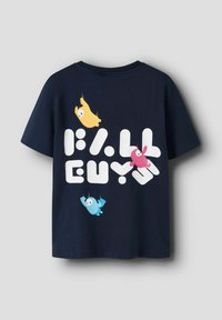 Camiseta de algodón azul marino con el texto "FALL GUYS" en letras blancas en negrita, con personajes de dibujos animados coloridos en amarillo, rosa y azul.