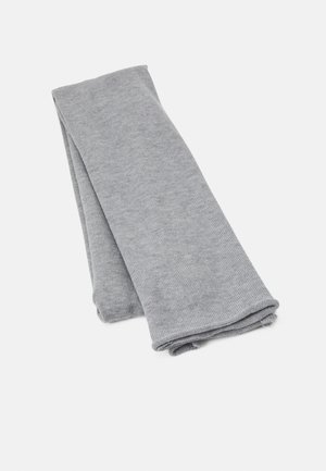 Écharpe grise en tricot doux, pliée et posée à plat sur un fond clair, montrant la texture et des bords nets.