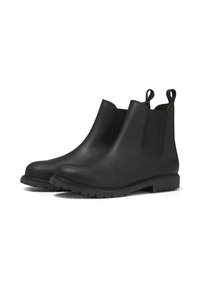 Bottines Chelsea en cuir noir avec des panneaux latéraux élastiques, bouts arrondis et semelles en caoutchouc texturé à faible épaisseur. Dotées de languettes à l'arrière pour un enfilage facile.