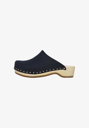 Schwarzer, perforierter Lederclog mit Holzsohle, niedrigem Absatz und silbernen Nieten entlang der Kante.