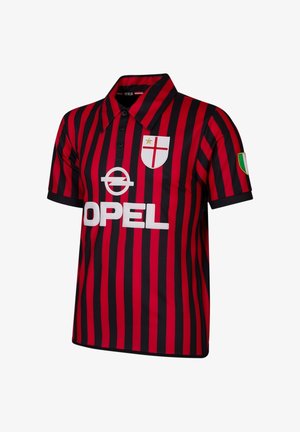 Rood en zwart verticaal gestreept voetbalshirt met kraag, OPEL logo, gekruist rood Kruis-embleem met gouden ster en Italiaanse vlag patch op de mouw.